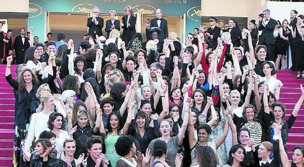 Cannes, la marcia delle donne: «Tutte insieme, per i diritti»