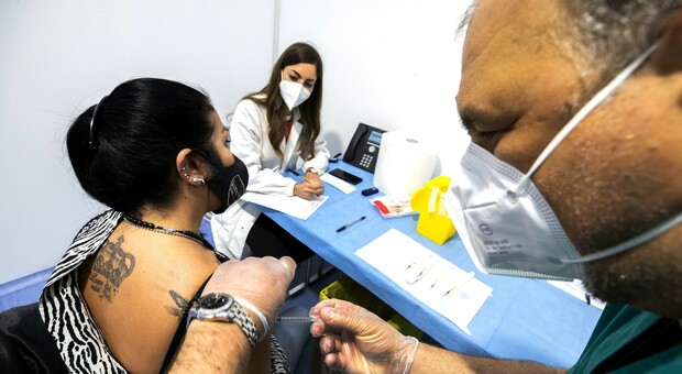 Campania, effetto Green pass: è subito boom di vaccinazioni, 10mila richieste in un giorno