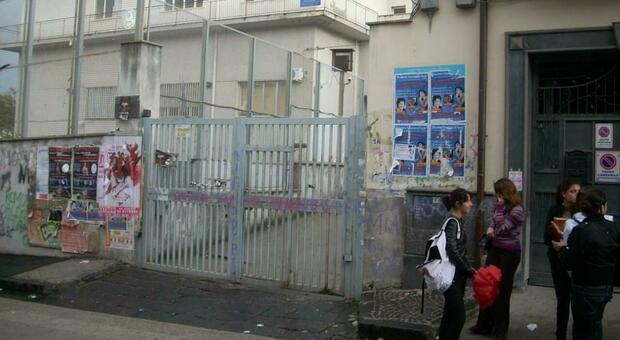 Napoli, ladri di gasolio nelle scuole: «Serve al contrabbando». Duemila alunni fanno lezione nelle aule gelide