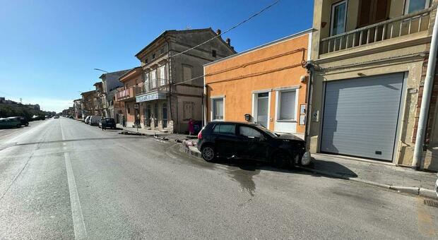 Civitanova, auto si schianta contro una casa: conducente e passeggero in fuga