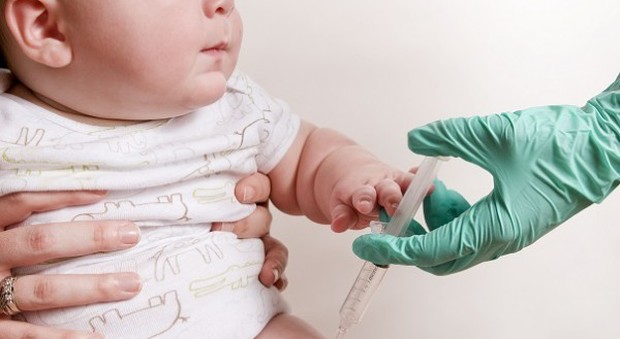 Bimba va vaccinata anche se la mamma non vuole, la sentenza dà ragione al papà