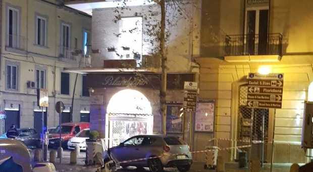 Maltempo a Napoli, albero pericolante: vigili bloccati da auto in sosta vietata