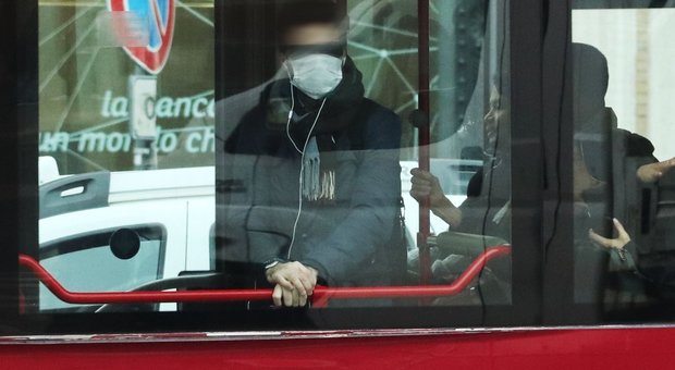 Coronavirus, a Napoli terzo caso sospetto. Bus ridotti del 40% per la disinfestazione