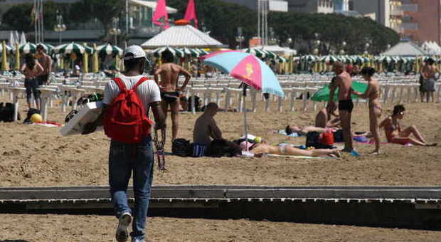 Abusivi in spiaggia, fornitori fermati Si ribellano: feriti due vigili urbani
