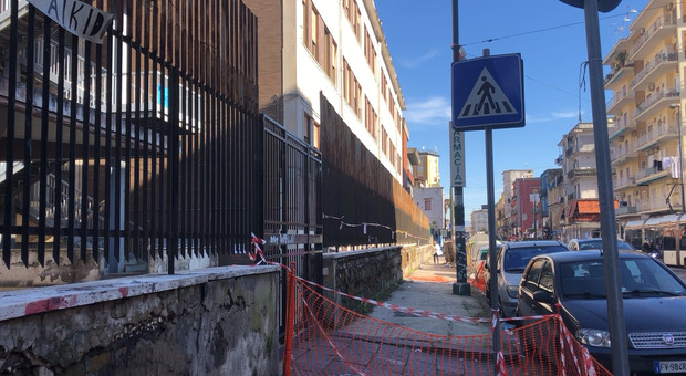 Napoli: Istituto Gabelli, marciapiedi off limits per caduta calcinacci. L'ira delle mamme