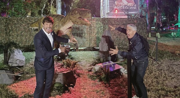 Stefano De Martino e Biagio Izzo in anteprima all'inaugurazione di «Living Dinosaurs» alla Mostra d'Oltremare