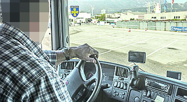 Camionista guida per 13 ore di fila il Tir usando un trucco: la carta conducente della moglie
