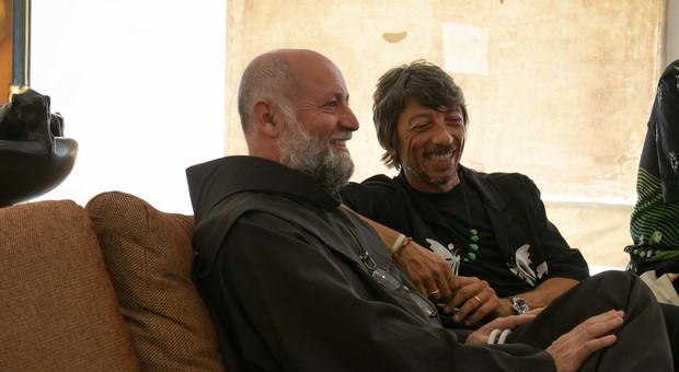 Da sinistra, padre Sidival Fila con Pierpaolo Piccioli. Poi Jerome Poggi e Gabriele Cusimano