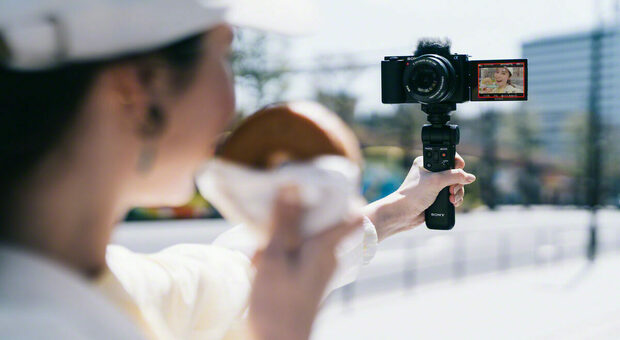 Sony presenta la ZV-E10: una camera ideale per i video blogger che cercano una marcia in più