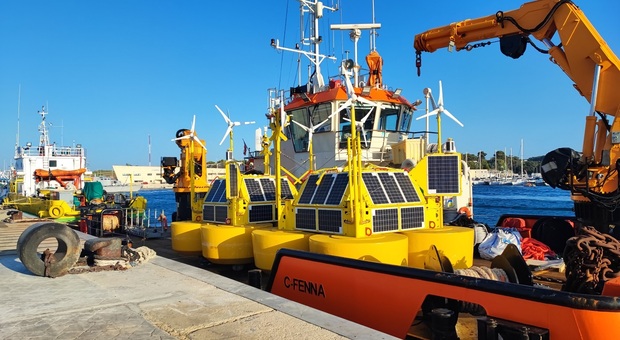 Eolico offshore, una boa galleggiante con Lidar per i rilievi a mare per l'impianto Lupiae Maris a largo di Brindisi