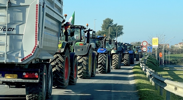 Protesta degli agricoltori da Montalto a Tarquinia: «L’Europa ci strangola»