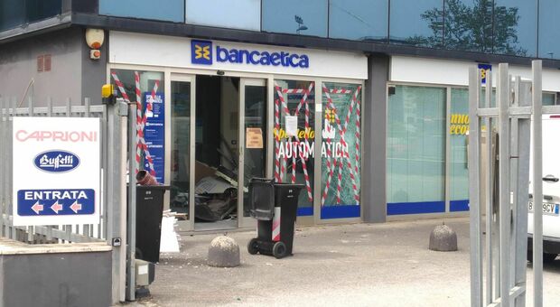 Ancona, assalto al bancomat in zona Q2 con l'esplosivo: danni anche alla banca. Malviventi in fuga con il bottino