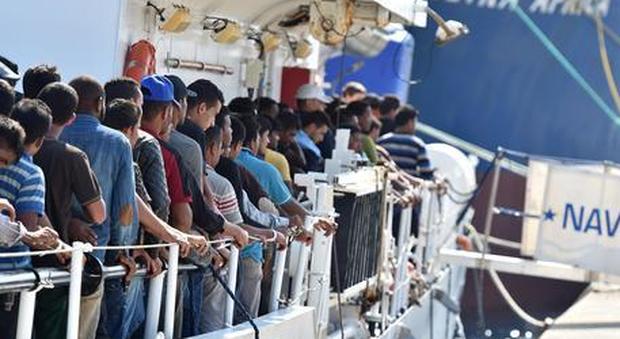 Migranti, l'Ue apre: «Rivediamo la missione Sophia». Ma Serraj avverte: «Niente centri in Libia»