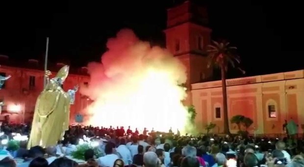 L'incendio del campanile è illegale, denunciato il re dei fuochi d'artificio