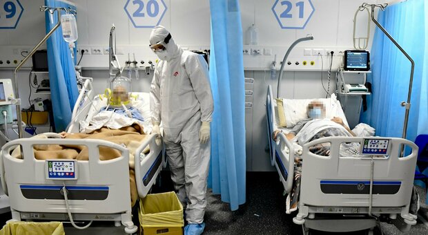 Covid a Napoli, ospedale del Mare in tilt: «Familiari dei pazienti in corsia senza controllo»