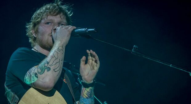Ed Sheeran positivo al Covid: «Continuerò ad esibirmi da casa»