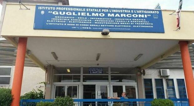 Giugliano, ancora nessuna scuola per i 1400 studenti dell'istituto Marconi