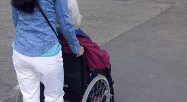 Badante clandestina: disabile di 85 anni finisce a processo