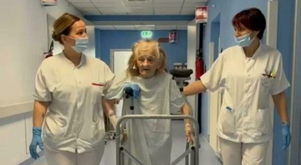 Pesaro, a 103 anni viene operata al femore e dopo 48 ore riprende a camminare: «Come sto? Bene, insomma»