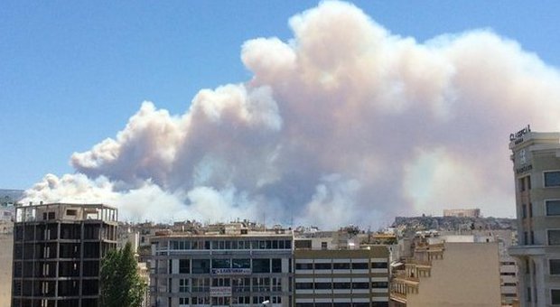 Atene, vasto incendio alle porte della città. Un morto e cento intrappolati in spiaggia