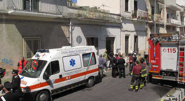 Lecce, crolla edificio a Santa Maria di Leuca: un operaio sotto le macerie