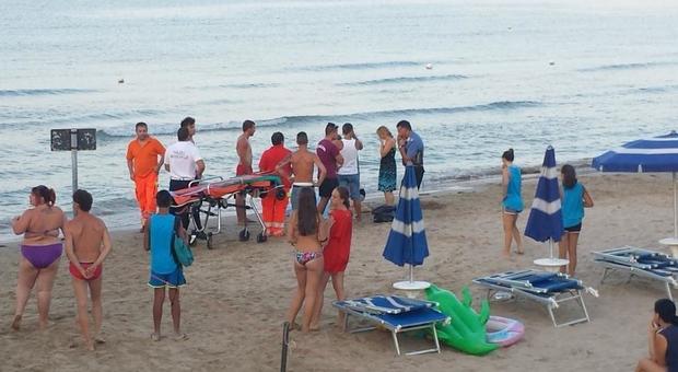 Malore mentre nuota a Sabbiadoro, lo portano a riva: muore sulla spiaggia