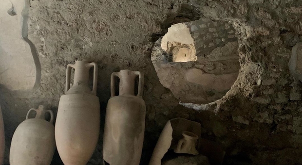 Pompei, tombaroli del '700 a «caccia» nella Casa degli Amanti: ecco i cunicoli