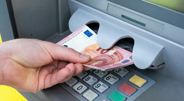Preleva 500 euro da una carta di credito rubata, 44enne a processo