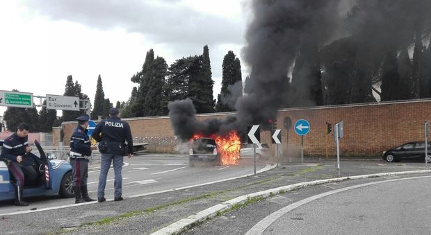 Auto in fiamme a San Giovanni: traffico nel caos