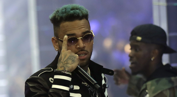 Chris Brown, l'ex compagno di Rihanna arrestato a Parigi: è accusato di stupro