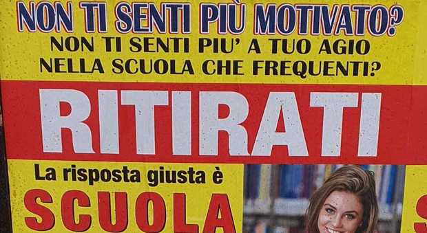 Il manifesto pubblicitario di Scuola Italia che invita gli studenti a ritirarsi per non farsi bocciare