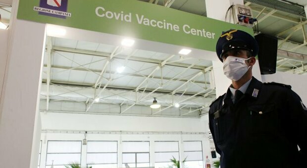 Vaccino Covid a Napoli, centri al palo: nuove dosi in arrivo ma c'è solo la Mostra d'Oltremare