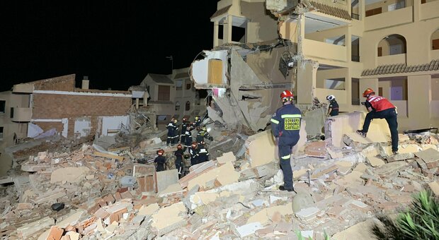 Spagna, palazzina di tre piani crollata nella località turistica: il corpo di un minore trovato tra le macerie