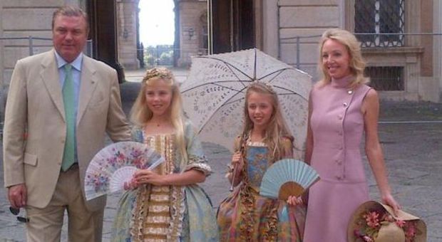 Il principe Carlo con le figlie e la moglie Camilla