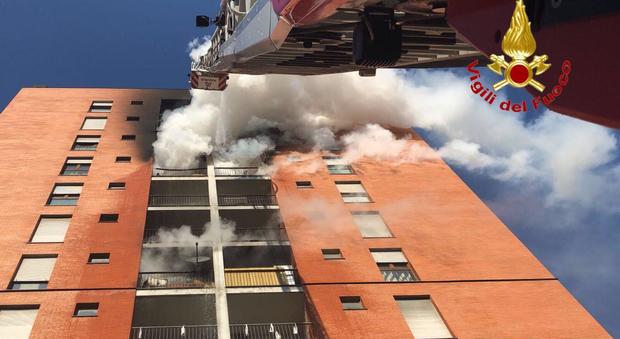 Milano, incendio in un palazzo: grave 13enne, 7 intossicati
