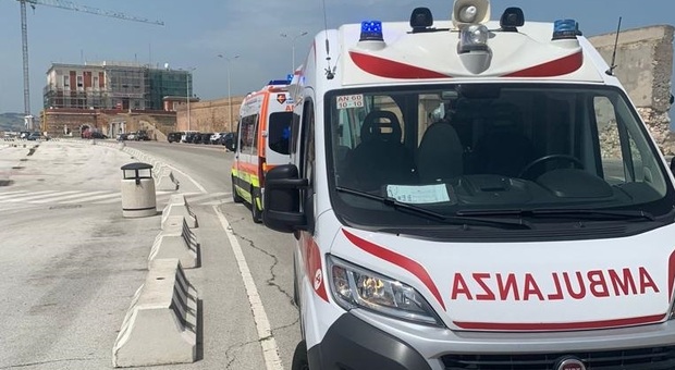 Ancona, non si accorge della sbarra e la centra in pieno con lo scooter: 62enne all'ospedale