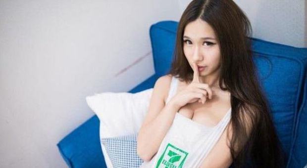 Sotto il sacchetto niente: il selfie con la busta di plastica spopola in Cina