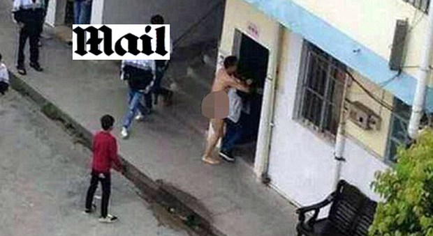 Insegnante nudo stupra studentessa davanti a tutti (MailOnline)
