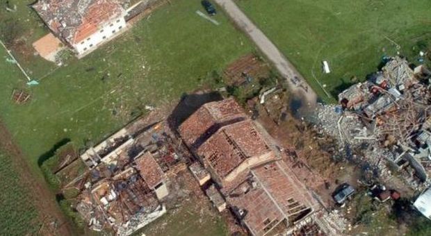 I resti di alcune case dopo il passaggio del tornado (archivio)