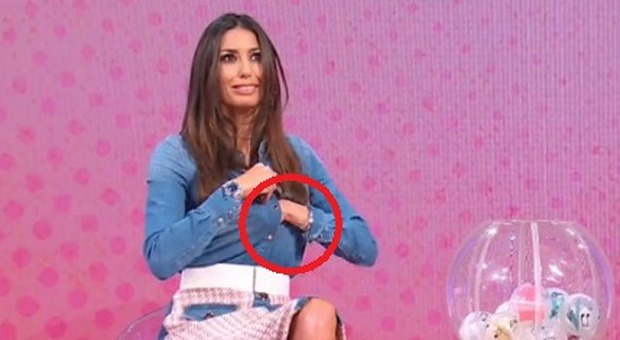 Elisabetta Gregoraci, incidente hot a Vieni da me. Caterina Balivo costretta a coprirla