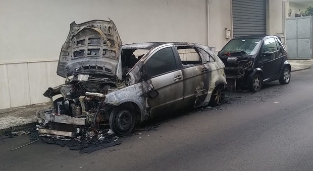 Due auto in fiamme a Castromediano: si indaga su una lite