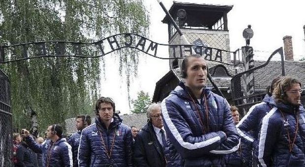 Chiellini e Balzaretti guidano i giocatori italiani ad Auschwitz (foto Ansa)