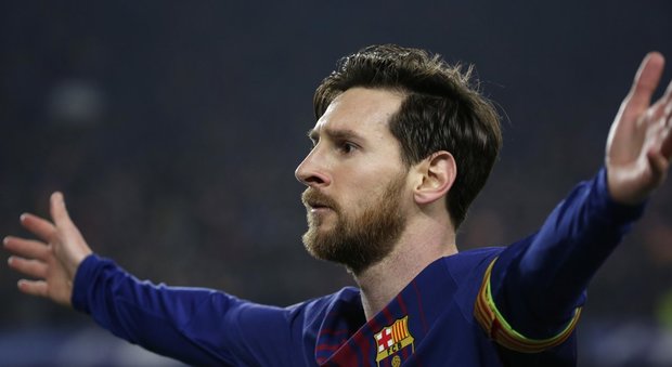 La Spagna esalta Messi: «E' il Dio del calcio»
