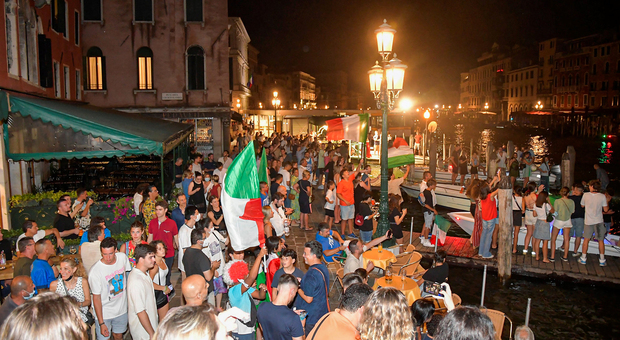 Festeggiamenti a Venezia per la vittoria dell'Italia agli Europei di calcio