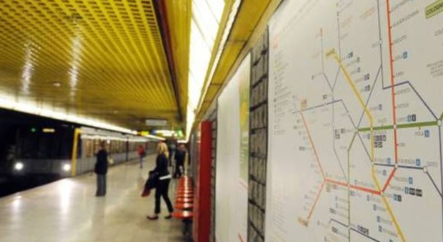 Ragazzo di 17 anni investito da un treno della metro a Milano: è grave