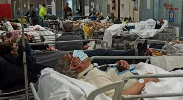 Covid a Napoli, il pronto soccorso dell'ospedale Cardarelli è saturo e il manager apre un altro reparto