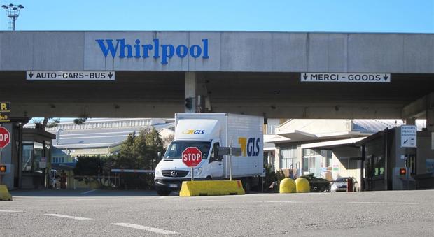 Allarme bomba alla Whirlpool: evacuata la fabbrica di Napoli