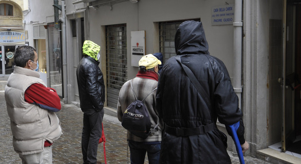 Coronavirus a Napoli: perde il lavoro, viene sfrattato e minaccia il suicidio