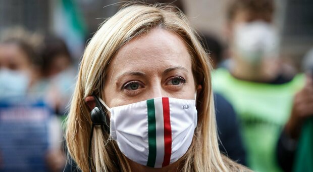 Giorgia Meloni contro la Cina: «È inaccettabile che gli italiani non possano entrare nel paese anche con il permesso di soggiorno»