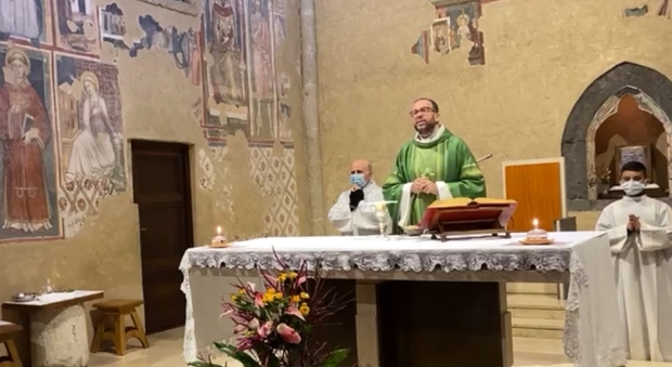 Sant'Agata dei Goti: don Antonio, il ritorno sull'altare dopo la guarigione